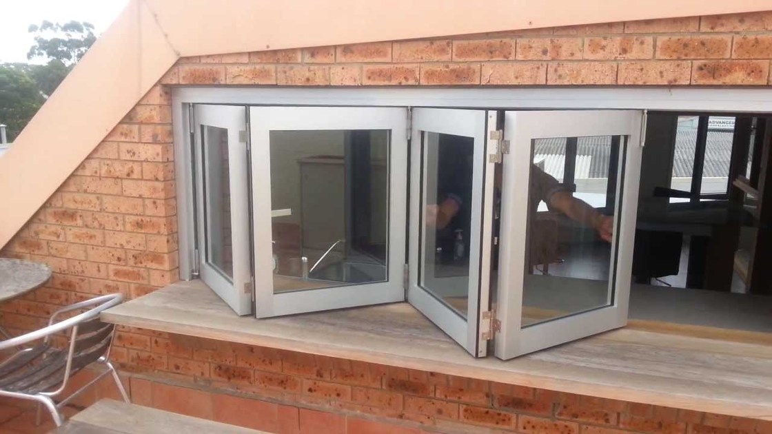 Commercial System Tempered Glass Aluminum Bifold Windows